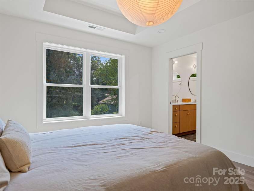 13 Pinecrest Drive, Asheville, NC 28803.  MLS# CAR4260113, YatesRealty ID 15521. Primary bedroom