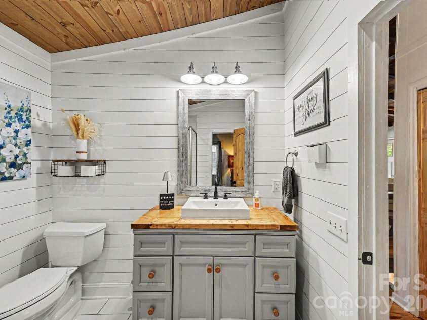 512 Deerfield Road, Mount Gilead, NC 27306.  MLS# CAR4390413, YatesRealty ID 15524. Primary Bathroom