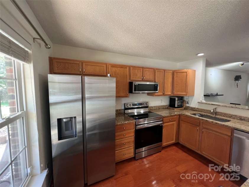 12238 Paperbark Circle, Charlotte, NC 28277.  MLS# CAR4258011, YatesRealty ID 15525. Kitchen smart appliances