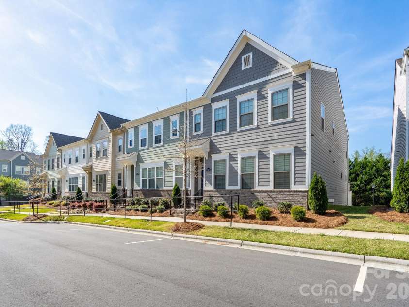 15132 Rocky Bluff Loop, Davidson, NC 28036.  MLS# CAR4351498, YatesRealty ID 15525. End unit
