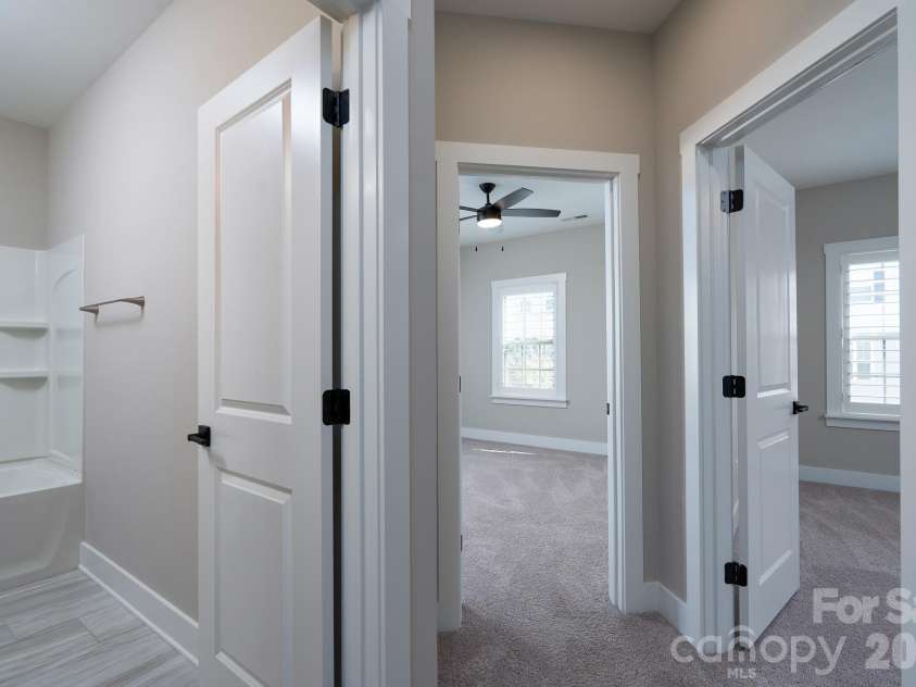 15132 Rocky Bluff Loop, Davidson, NC 28036.  MLS# CAR4351498, YatesRealty ID 15525. Hall bath with entrances to 2 bedrooms