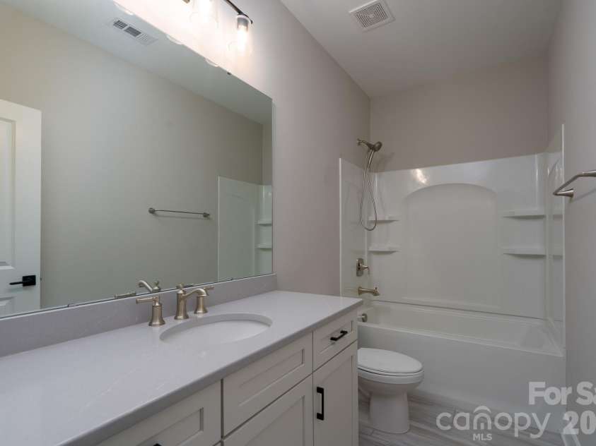 15132 Rocky Bluff Loop, Davidson, NC 28036.  MLS# CAR4351498, YatesRealty ID 15525. Hall full bath