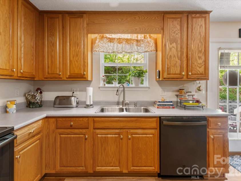 12 Hutchinson Woods, Fletcher, NC 28732.  MLS# CAR4374145, YatesRealty ID 15529. 