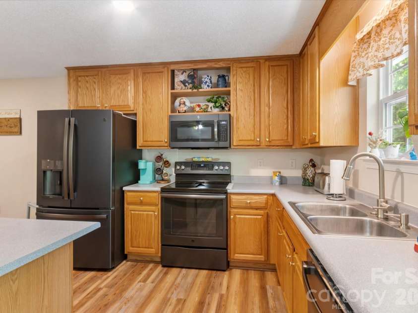 12 Hutchinson Woods, Fletcher, NC 28732.  MLS# CAR4374145, YatesRealty ID 15529. 