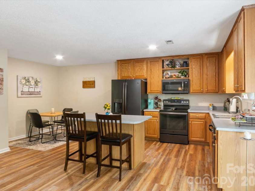 12 Hutchinson Woods, Fletcher, NC 28732.  MLS# CAR4374145, YatesRealty ID 15529. Kitchen