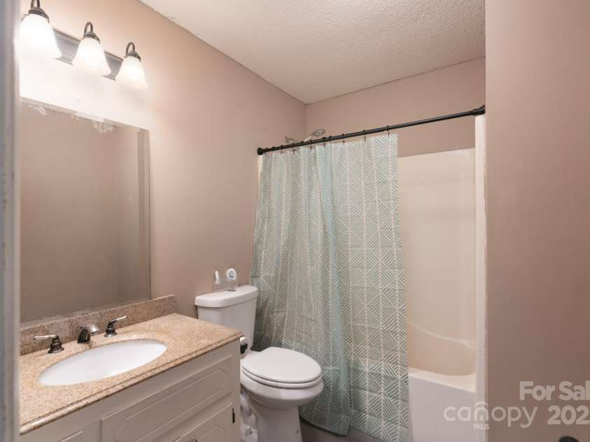 500 Belleview Road, Rock Hill, SC 29730.  MLS# CAR4263392, YatesRealty ID 15529. Guestbath