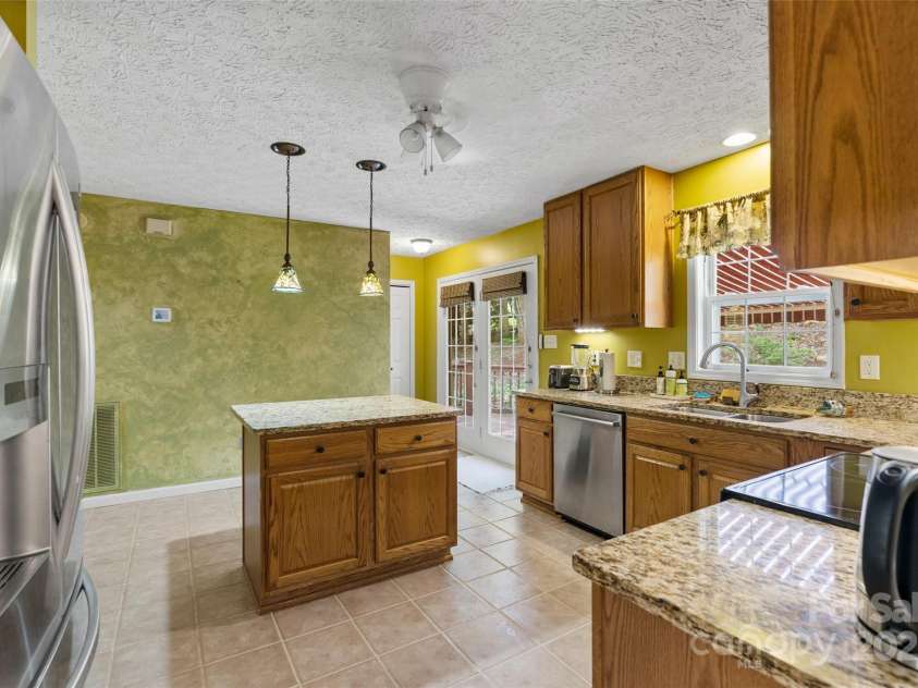 21 Farm Valley Court, Weaverville, NC 28787.  MLS# CAR4153408, YatesRealty ID 15532. 