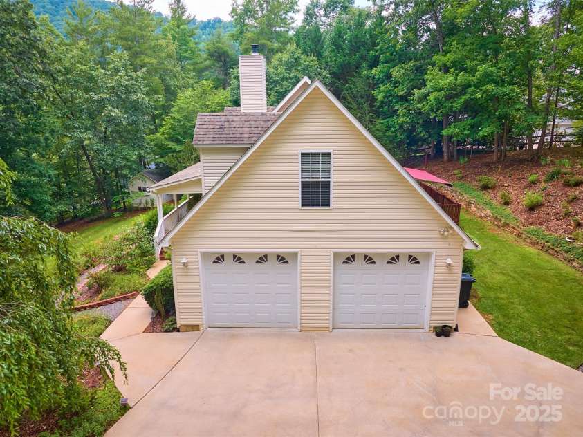 21 Farm Valley Court, Weaverville, NC 28787.  MLS# CAR4153408, YatesRealty ID 15532. 
