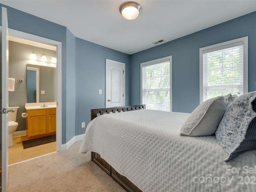 461 Hurston Circle, Charlotte, NC 28208.  MLS# CAR4256098, YatesRealty ID 15533. 