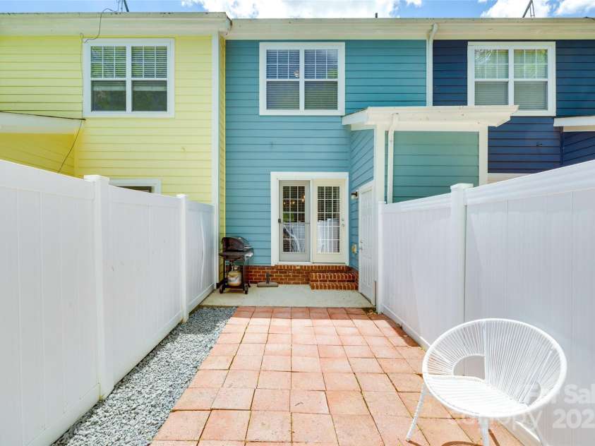 461 Hurston Circle, Charlotte, NC 28208.  MLS# CAR4256098, YatesRealty ID 15533. 