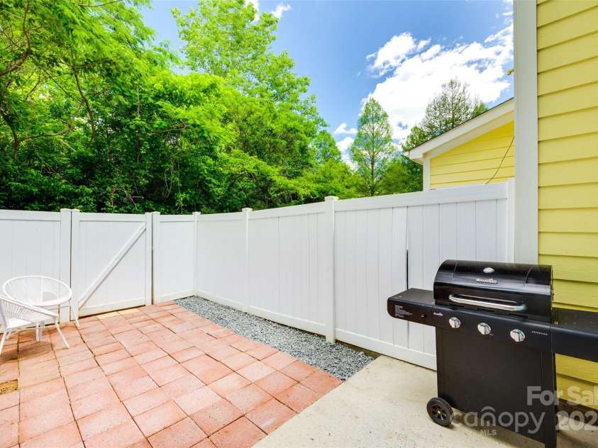 461 Hurston Circle, Charlotte, NC 28208.  MLS# CAR4256098, YatesRealty ID 15533. Fenced in patio