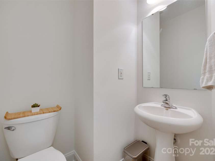 461 Hurston Circle, Charlotte, NC 28208.  MLS# CAR4256098, YatesRealty ID 15533. Half Bathroom