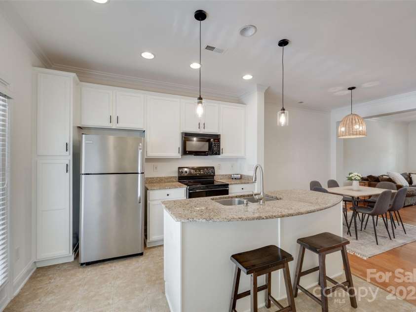461 Hurston Circle, Charlotte, NC 28208.  MLS# CAR4256098, YatesRealty ID 15533. Kitchen