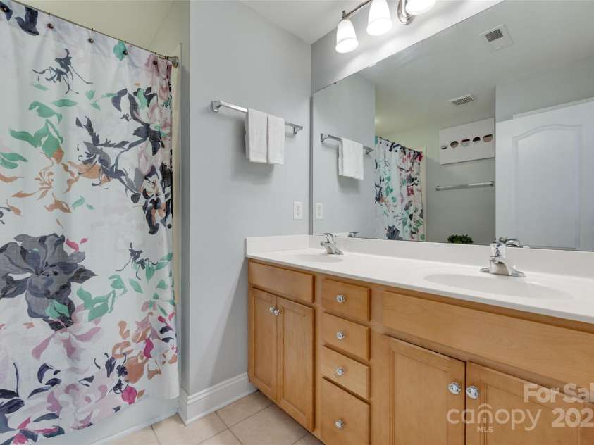 461 Hurston Circle, Charlotte, NC 28208.  MLS# CAR4256098, YatesRealty ID 15533. Primary Bedroom - Full Bathroom
