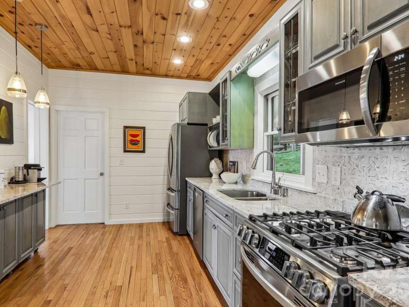 186 Cottage Lane, Mars Hill, NC 28754.  MLS# CAR4374567, YatesRealty ID 15534. 