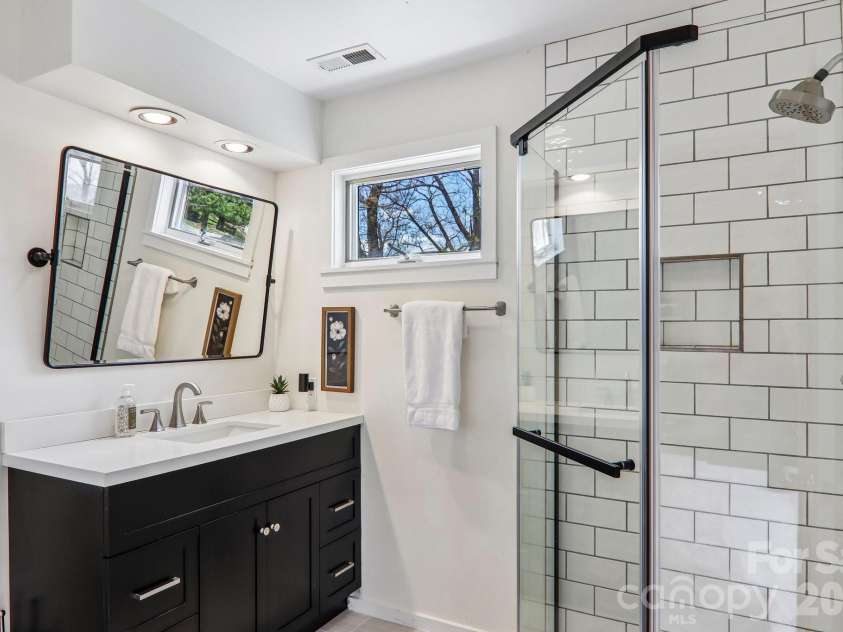 186 Cottage Lane, Mars Hill, NC 28754.  MLS# CAR4374567, YatesRealty ID 15534. 