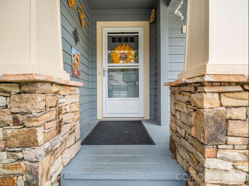 27 Gray Wolf Lane, Hendersonville, NC 28792.  MLS# CAR4285060, YatesRealty ID 15536. 