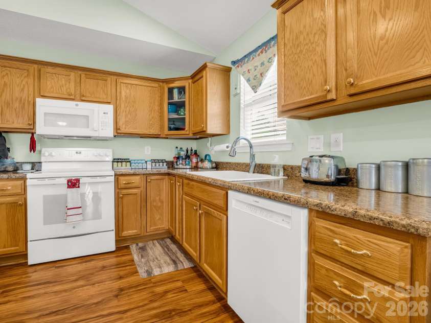 27 Gray Wolf Lane, Hendersonville, NC 28792.  MLS# CAR4285060, YatesRealty ID 15536. 