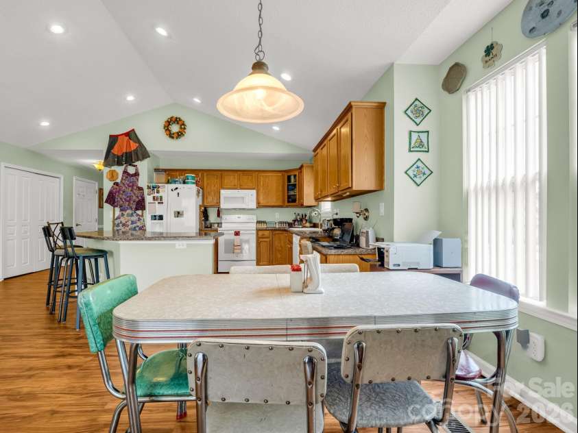 27 Gray Wolf Lane, Hendersonville, NC 28792.  MLS# CAR4285060, YatesRealty ID 15536. 