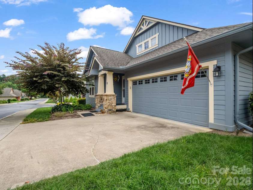 27 Gray Wolf Lane, Hendersonville, NC 28792.  MLS# CAR4285060, YatesRealty ID 15536. 