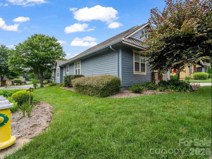 27 Gray Wolf Lane, Hendersonville, NC 28792.  MLS# CAR4285060, YatesRealty ID 15536. 