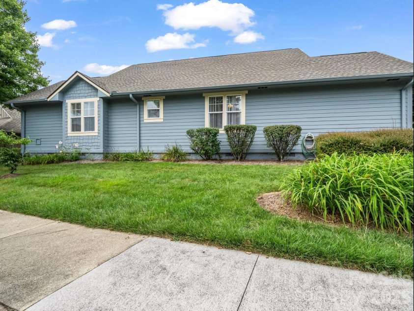 27 Gray Wolf Lane, Hendersonville, NC 28792.  MLS# CAR4285060, YatesRealty ID 15536. 
