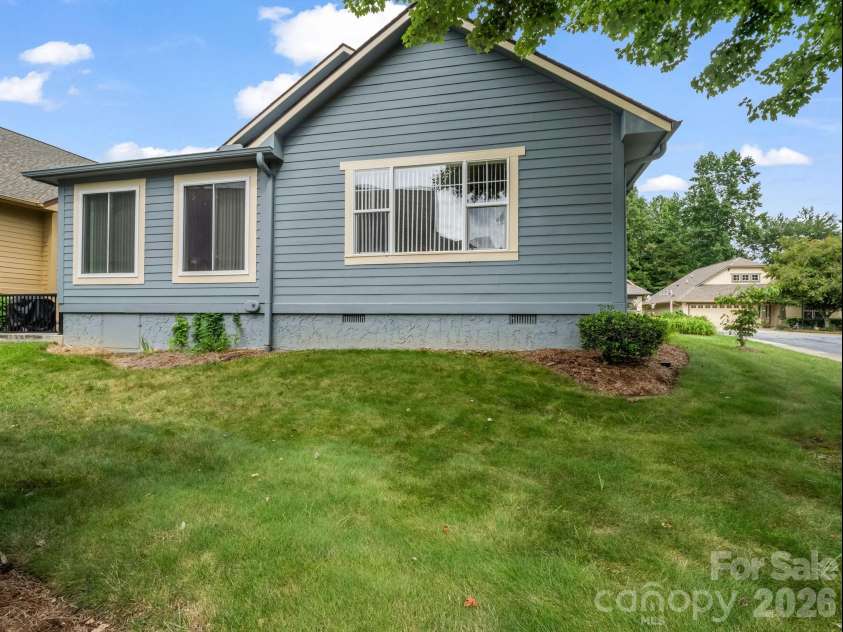 27 Gray Wolf Lane, Hendersonville, NC 28792.  MLS# CAR4285060, YatesRealty ID 15536. 