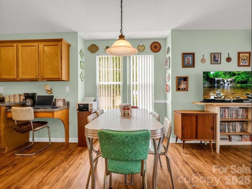 27 Gray Wolf Lane, Hendersonville, NC 28792.  MLS# CAR4285060, YatesRealty ID 15536. Dining Area