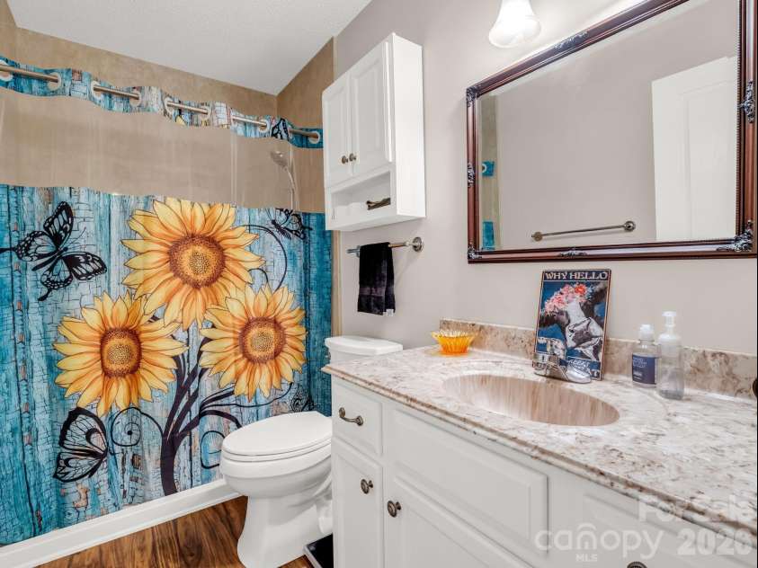 27 Gray Wolf Lane, Hendersonville, NC 28792.  MLS# CAR4285060, YatesRealty ID 15536. Hall Bath