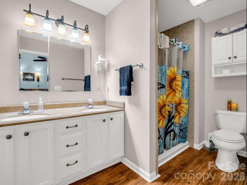 27 Gray Wolf Lane, Hendersonville, NC 28792.  MLS# CAR4285060, YatesRealty ID 15536. Primary En-Suite Bath