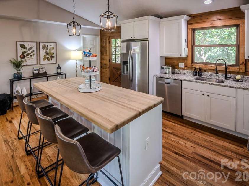 239 Dutch Treat Road, Banner Elk, NC 28504.  MLS# CAR4374544, YatesRealty ID 15539. 