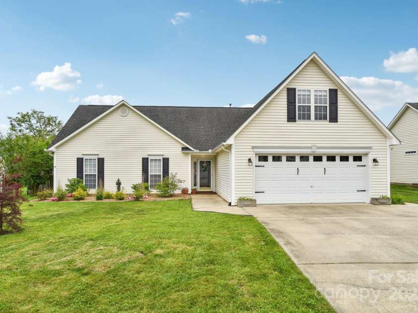 36 Planters Creek Road, Fletcher, NC 28732.  MLS# CAR4257762, YatesRealty ID 15540. Welcome to 36 Planters Creek Rd in the desirable neighborhood of Livingston Farms