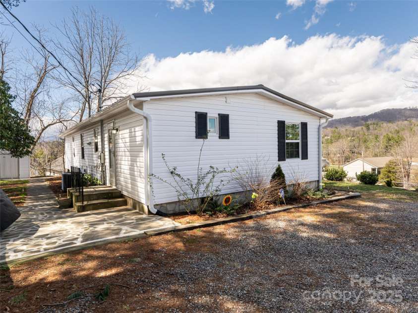 18 Brookside Street, Clyde, NC 28721.  MLS# CAR4238763, YatesRealty ID 15541. 