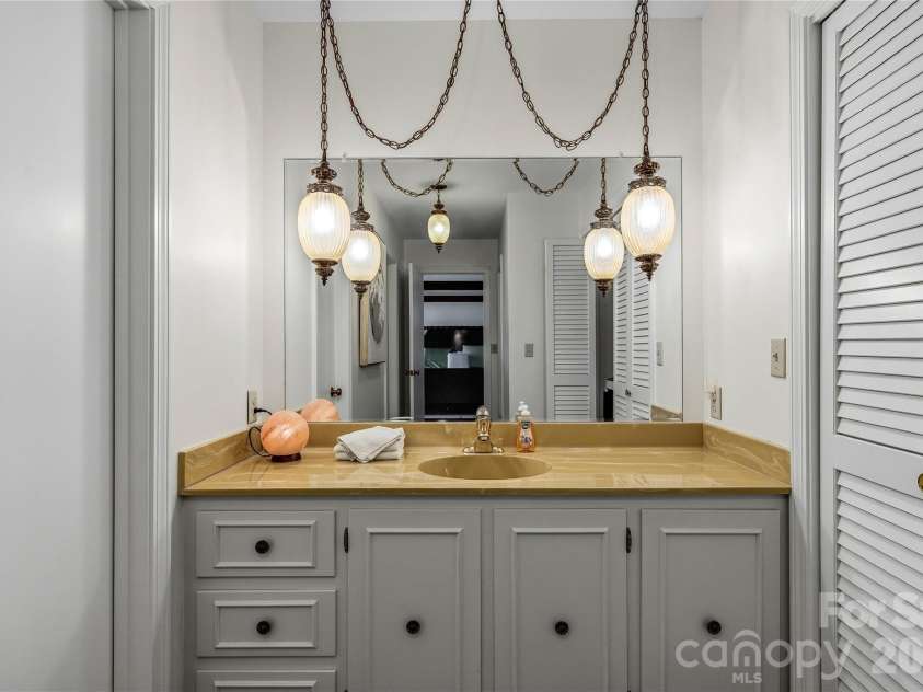 910 Rutledge Annex, Hendersonville, NC 28739.  MLS# CAR4362366, YatesRealty ID 15541. 
