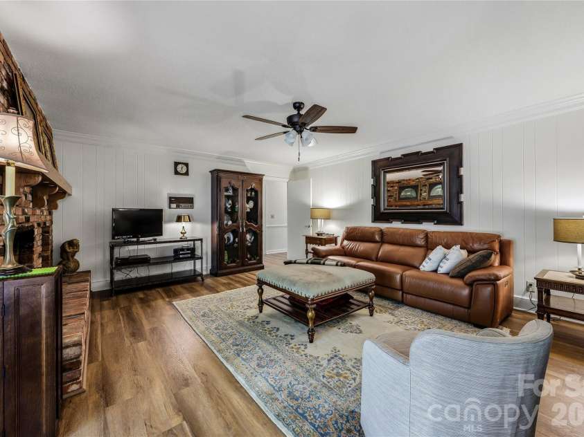 910 Rutledge Annex, Hendersonville, NC 28739.  MLS# CAR4362366, YatesRealty ID 15541. 