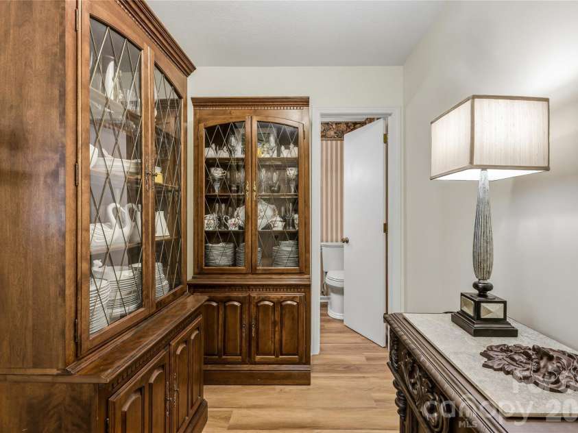 910 Rutledge Annex, Hendersonville, NC 28739.  MLS# CAR4362366, YatesRealty ID 15541. 