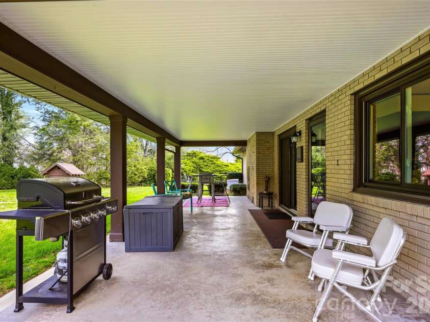 910 Rutledge Annex, Hendersonville, NC 28739.  MLS# CAR4362366, YatesRealty ID 15541. 