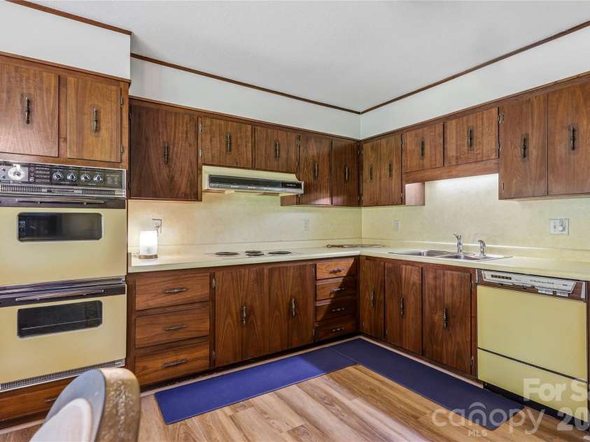 910 Rutledge Annex, Hendersonville, NC 28739.  MLS# CAR4362366, YatesRealty ID 15541. 