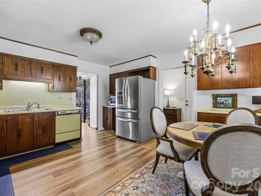 910 Rutledge Annex, Hendersonville, NC 28739.  MLS# CAR4362366, YatesRealty ID 15541. 