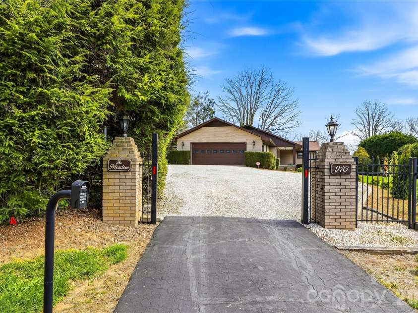 910 Rutledge Annex, Hendersonville, NC 28739.  MLS# CAR4362366, YatesRealty ID 15541. 