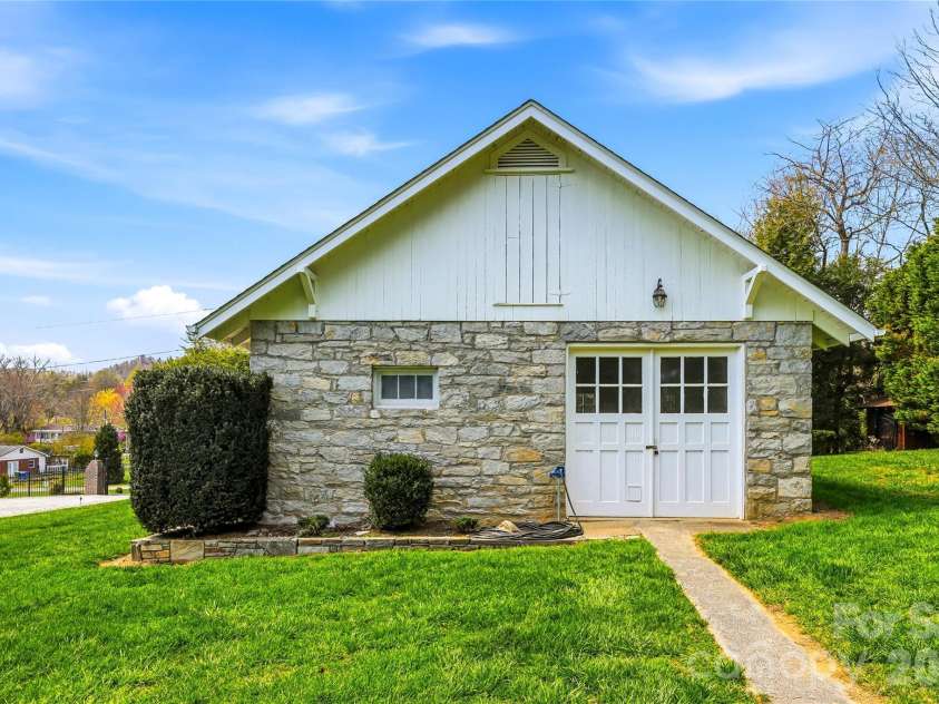 910 Rutledge Annex, Hendersonville, NC 28739.  MLS# CAR4362366, YatesRealty ID 15541. 