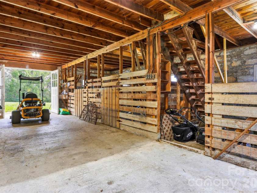 910 Rutledge Annex, Hendersonville, NC 28739.  MLS# CAR4362366, YatesRealty ID 15541. 