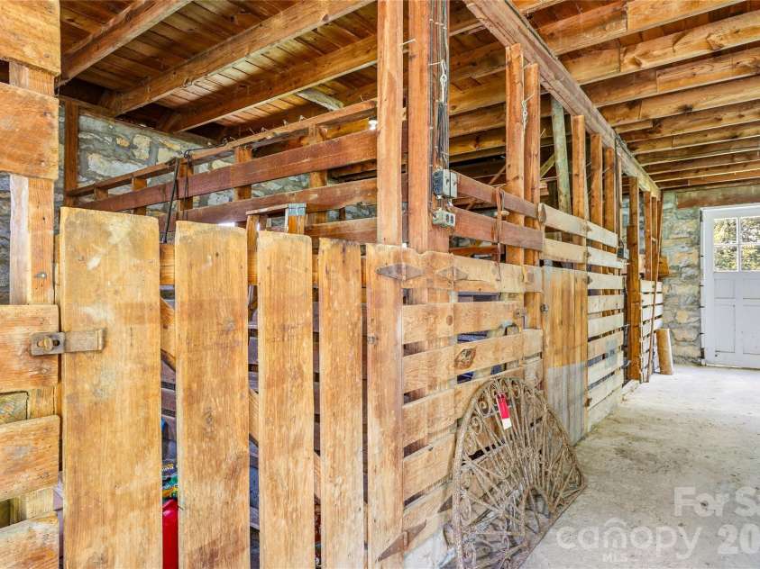 910 Rutledge Annex, Hendersonville, NC 28739.  MLS# CAR4362366, YatesRealty ID 15541. 