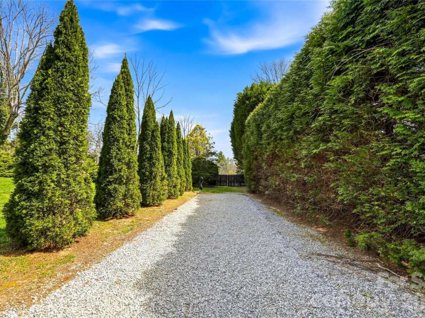 910 Rutledge Annex, Hendersonville, NC 28739.  MLS# CAR4362366, YatesRealty ID 15541. 