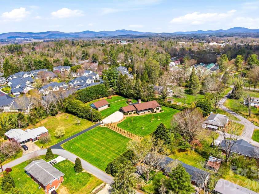 910 Rutledge Annex, Hendersonville, NC 28739.  MLS# CAR4362366, YatesRealty ID 15541. 