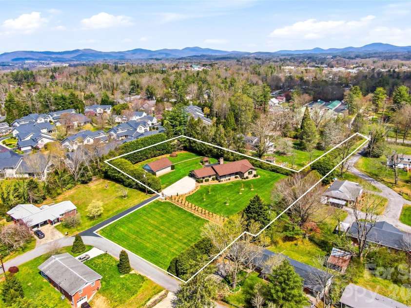 910 Rutledge Annex, Hendersonville, NC 28739.  MLS# CAR4362366, YatesRealty ID 15541. 