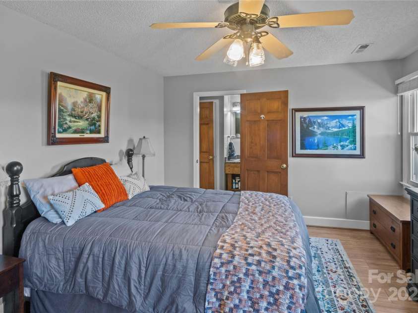 270 Watkins Road, Campobello, SC 29322.  MLS# CAR4254661, YatesRealty ID 15542. 