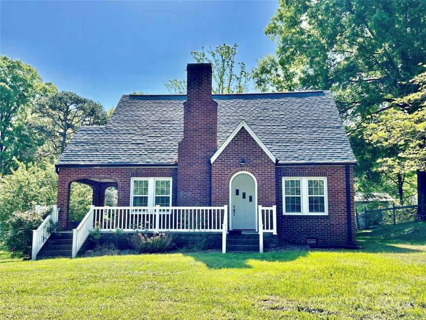 121 11th Street, Oakboro, NC 28129.  MLS# CAR4247731, YatesRealty ID 15547. 