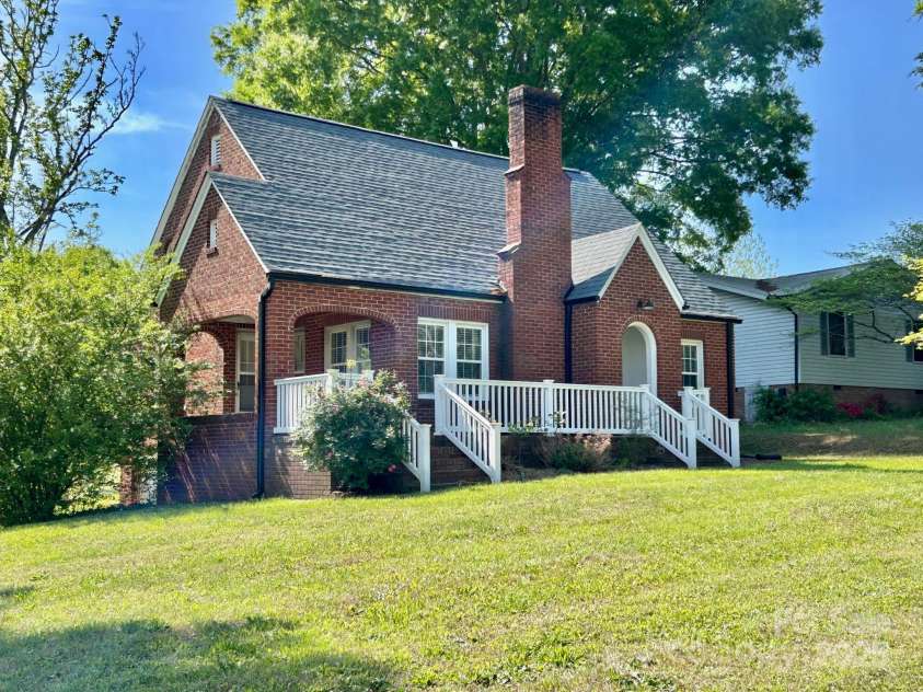 121 11th Street, Oakboro, NC 28129.  MLS# CAR4247731, YatesRealty ID 15547. 