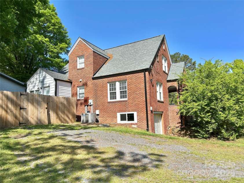 121 11th Street, Oakboro, NC 28129.  MLS# CAR4247731, YatesRealty ID 15547. 